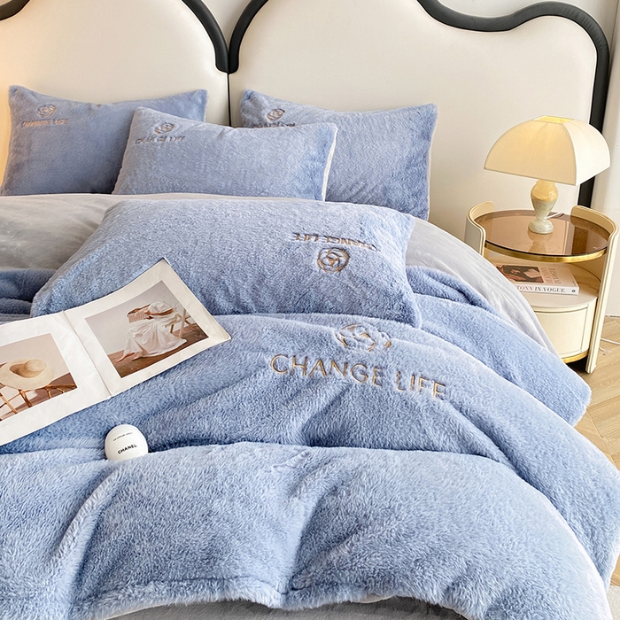 91家纺网 家纺一手货源 找家纺 澳梵 2023新款【山茶花】小香风刺绣兔兔绒牛奶绒四件 山茶花-雾霾蓝