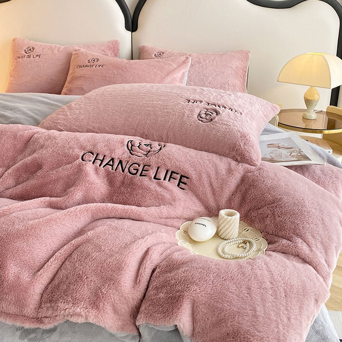 91家纺网 家纺一手货源 找家纺 澳梵 2023新款【山茶花】小香风刺绣兔兔绒牛奶绒四件 山茶花-豆沙红