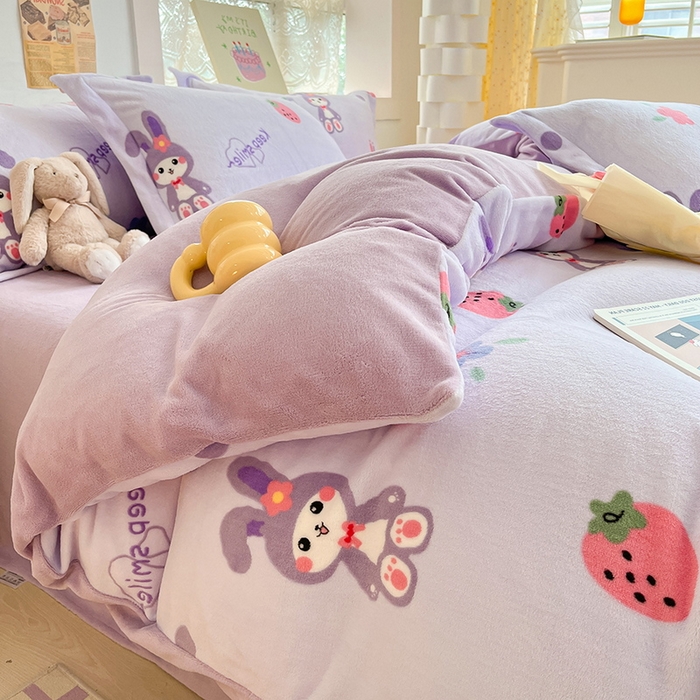 91家纺网 家纺一手货源 找家纺 丝羽坊 2023新款加厚小清新牛奶绒印花四件套单被套 草莓兔