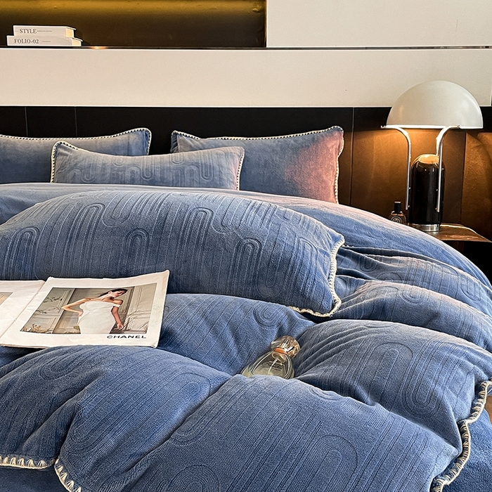 91家纺网 家纺一手货源 找家纺 澳梵 2023新款雕花牛奶绒贝壳边工艺四件套 律动-蓝