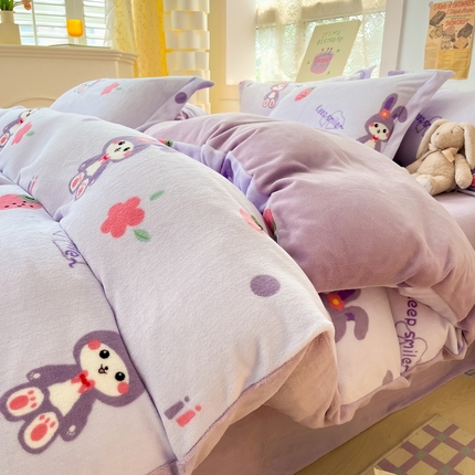 91家纺网 家纺一手货源 找家纺 丝羽坊 2023新款加厚小清新牛奶绒印花四件套单被套 草莓兔