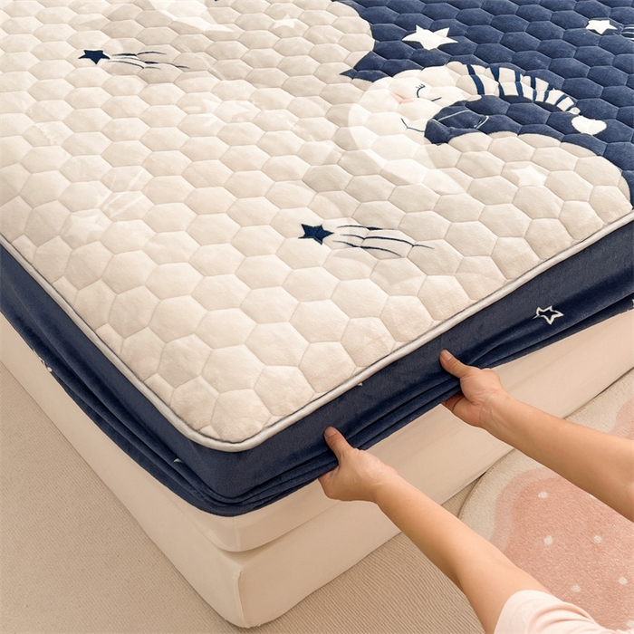 91家纺网 家纺一手货源 找家纺 梦舒羽 2025新款牛奶绒夹棉床笠床罩床单床盖床护垫套三件套 月色