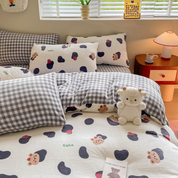 91家纺网 家纺一手货源 找家纺 三朵 2023新款牛奶绒小清新系列四件套 草莓熊