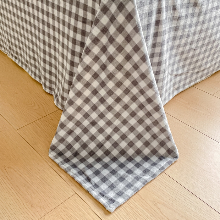 91家纺网 家纺一手货源 找家纺 三朵 2023新款牛奶绒小清新系列四件套 草莓熊