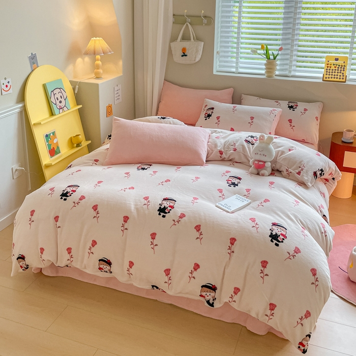 91家纺网 家纺一手货源 找家纺 三朵 2023新款牛奶绒小清新系列四件套 赫本女孩