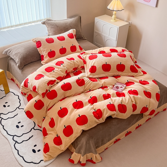 91家纺网 家纺一手货源 找家纺 呗旺鹿 2023新款高克重印花牛奶绒四件套直播 小苹果