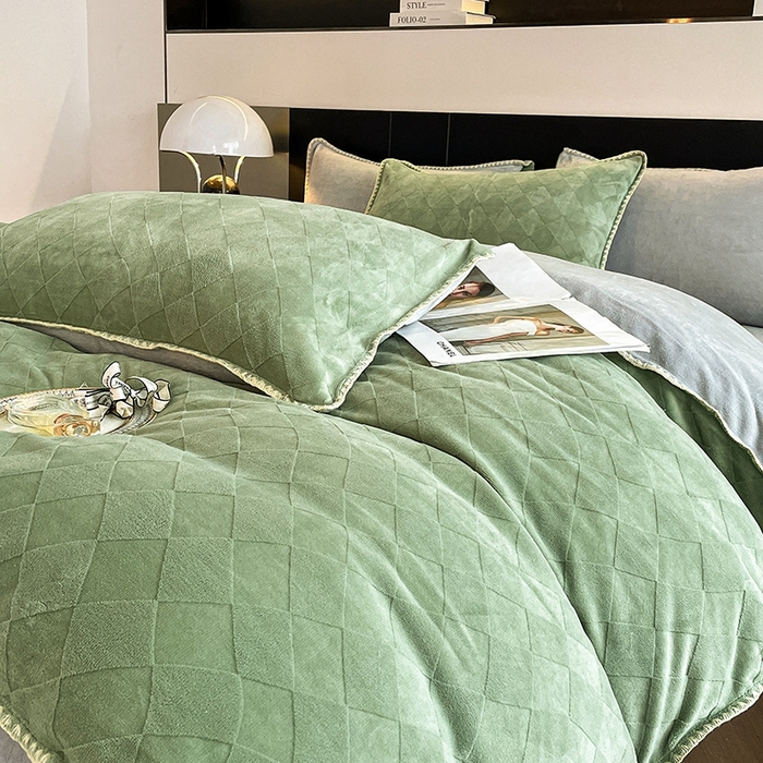 91家纺网 家纺一手货源 找家纺 澳梵 2023新款雕花牛奶绒贝壳边工艺四件套 简格-草绿