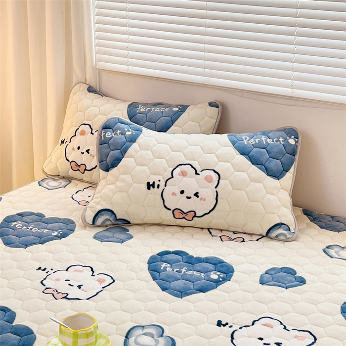 91家纺网 家纺一手货源 找家纺 梦舒羽 2025新款牛奶绒夹棉床笠床罩床单床盖床护垫套三件套 爱心兔