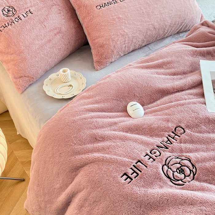 91家纺网 家纺一手货源 找家纺 澳梵 2023新款【山茶花】小香风刺绣兔兔绒牛奶绒四件 山茶花-豆沙红