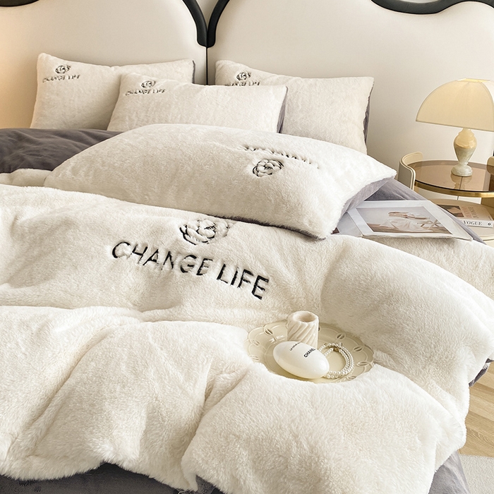 91家纺网 家纺一手货源 找家纺 澳梵 2023新款【山茶花】小香风刺绣兔兔绒牛奶绒四件 山茶花-雅白