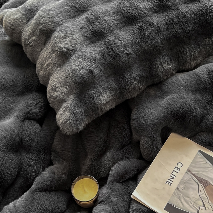 91家纺网 家纺一手货源 找家纺 慕尚 2025新款480g加厚兔毛绒兔兔绒四件套 薇妮黑灰