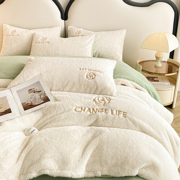 91家纺网 家纺一手货源 找家纺 澳梵 2023新款【山茶花】小香风刺绣兔兔绒牛奶绒四件 山茶花-白绿