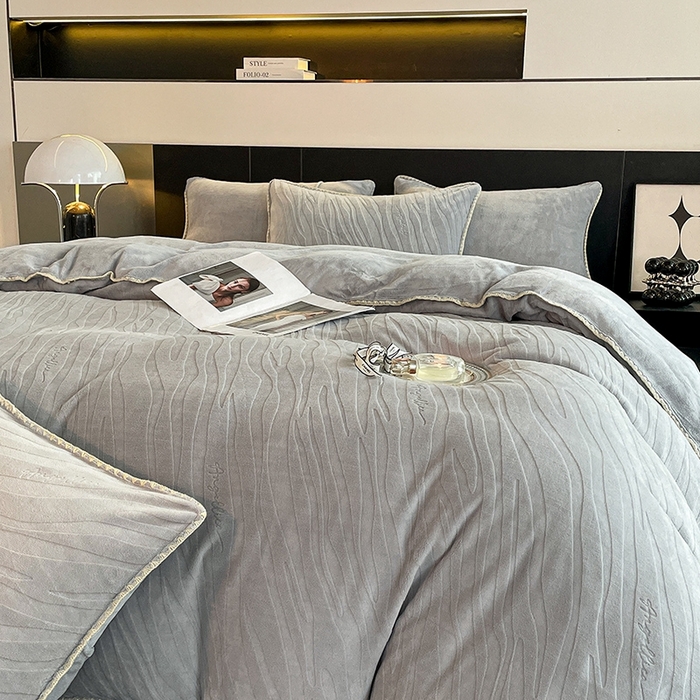 91家纺网 家纺一手货源 找家纺 澳梵 2023新款雕花牛奶绒贝壳边工艺四件套 林希-灰