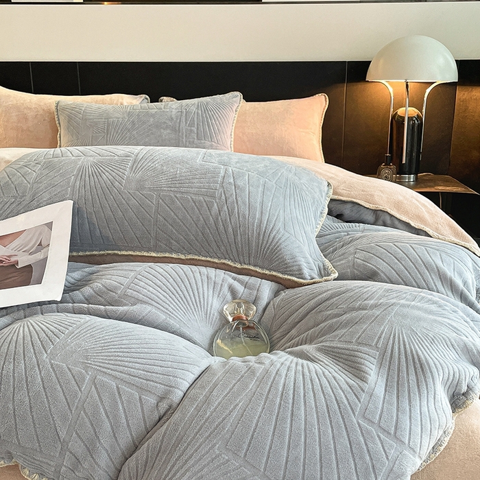 91家纺网 家纺一手货源 找家纺 澳梵 2023新款雕花牛奶绒贝壳边工艺四件套 贝拉-灰