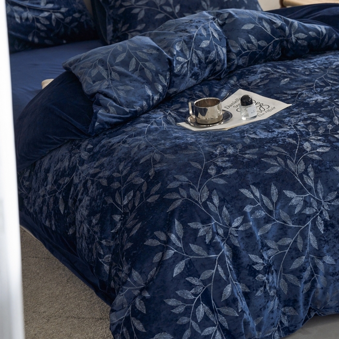 91家纺网 家纺一手货源 找家纺 安莱生活 2023年秋冬专版独创希腊绒天鹅绒烫银冰花四件套-布鲁塞尔 布鲁塞尔-深蓝