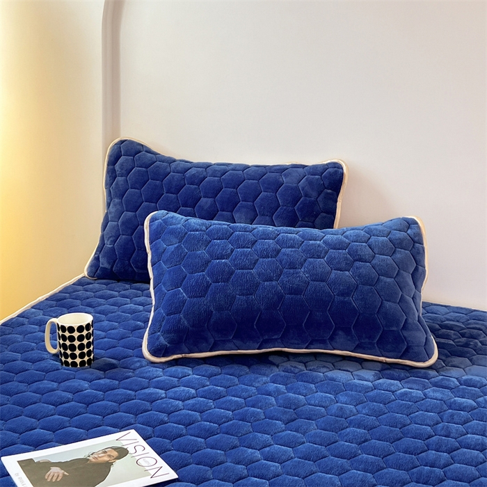 91家纺网 家纺一手货源 找家纺 梦舒羽 2025新款牛奶绒夹棉床笠床罩床单床盖床护垫套三件套 星空蓝