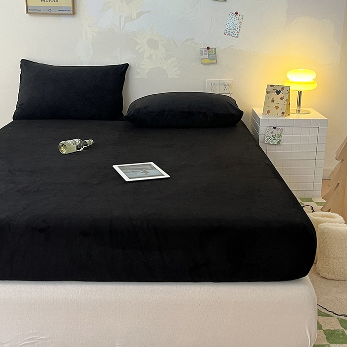 91家纺网 家纺一手货源 找家纺 三朵 2023年新款秋冬牛奶绒床笠 黑色