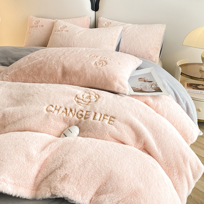 91家纺网 家纺一手货源 找家纺 澳梵 2023新款【山茶花】小香风刺绣兔兔绒牛奶绒四件 山茶花-粉灰