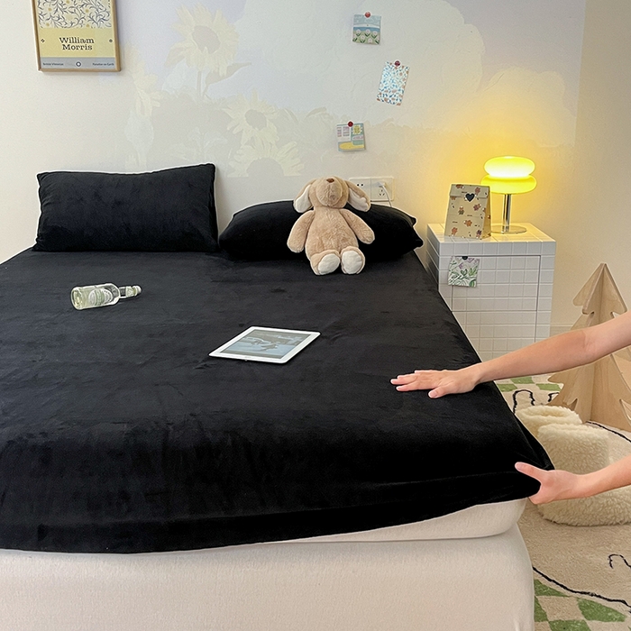 91家纺网 家纺一手货源 找家纺 三朵 2023年新款秋冬牛奶绒床笠 黑色