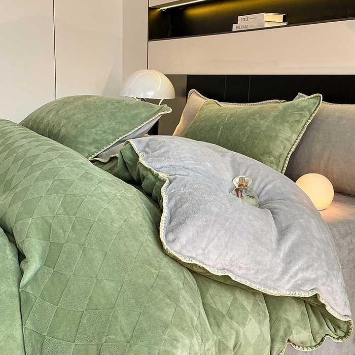 91家纺网 家纺一手货源 找家纺 澳梵 2023新款雕花牛奶绒贝壳边工艺四件套 简格-草绿