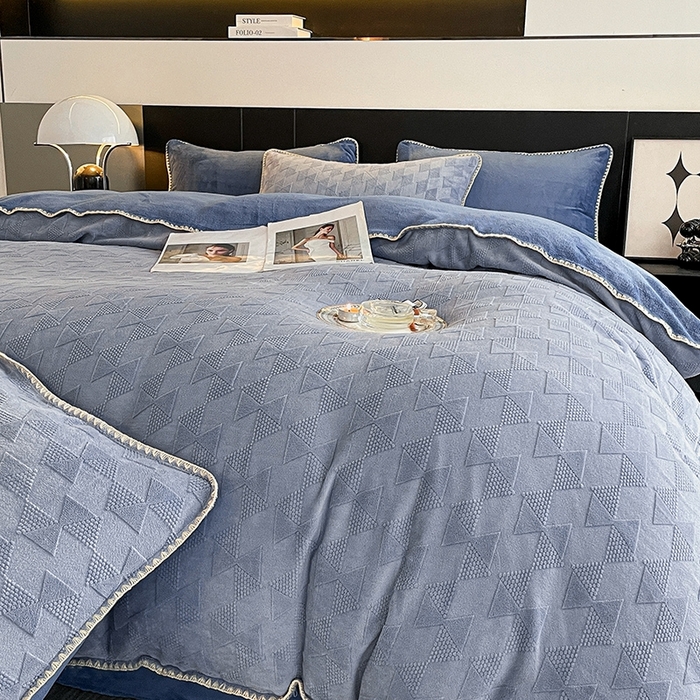 91家纺网 家纺一手货源 找家纺 澳梵 2023新款雕花牛奶绒贝壳边工艺四件套 威廉-雾霾蓝