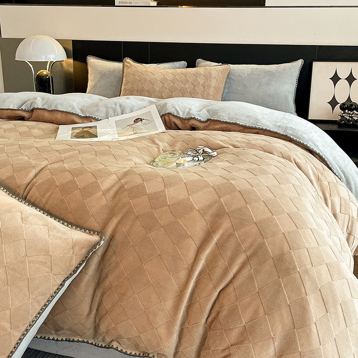 91家纺网 家纺一手货源 找家纺 澳梵 2023新款雕花牛奶绒贝壳边工艺四件套 简格-卡其