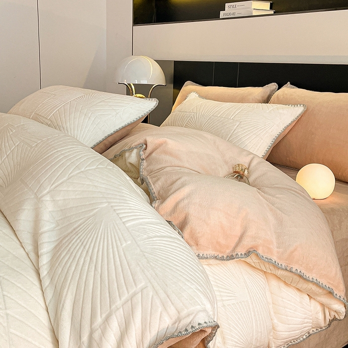 91家纺网 家纺一手货源 找家纺 澳梵 2023新款雕花牛奶绒贝壳边工艺四件套 贝拉-米白