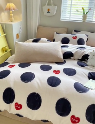 91家纺网 家纺一手货源 找家纺 三朵 2023新款牛奶绒小清新系列四件套 浩瀚星河