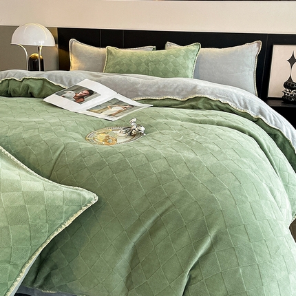 91家纺网 家纺一手货源 找家纺 澳梵 2023新款雕花牛奶绒贝壳边工艺四件套 简格-草绿