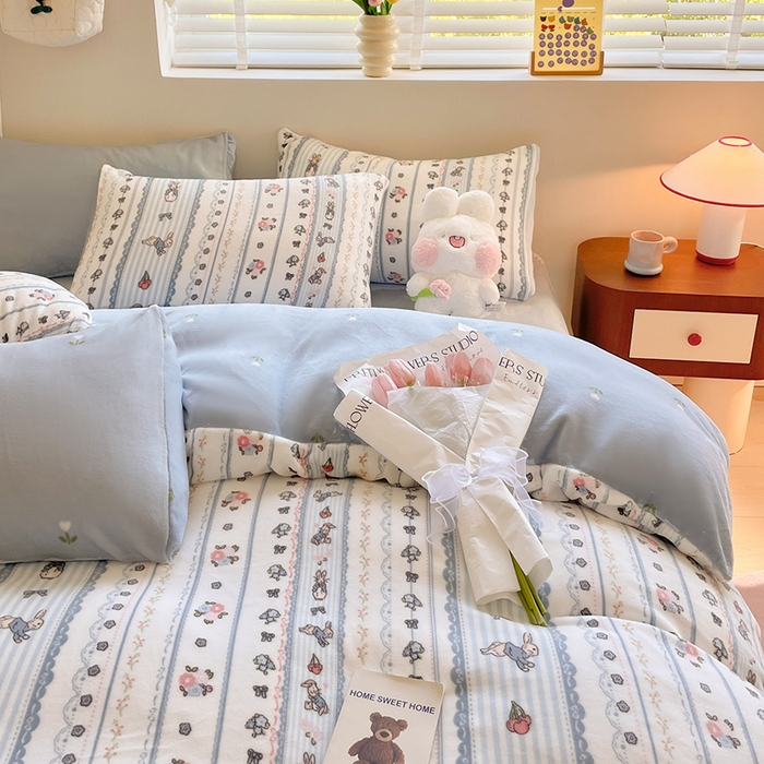 91家纺网 家纺一手货源 找家纺 三朵 2023新款牛奶绒小清新系列四件套 蓝色小兔