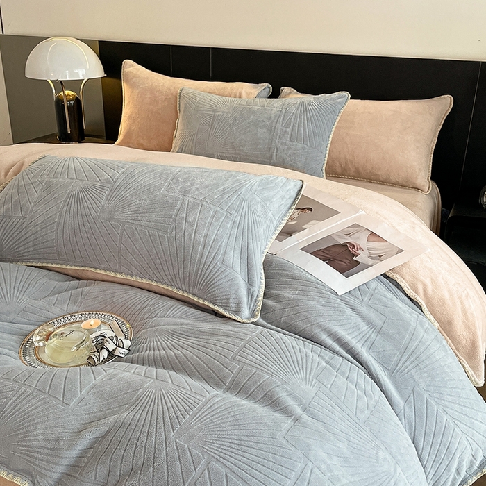 91家纺网 家纺一手货源 找家纺 澳梵 2023新款雕花牛奶绒贝壳边工艺四件套 贝拉-灰