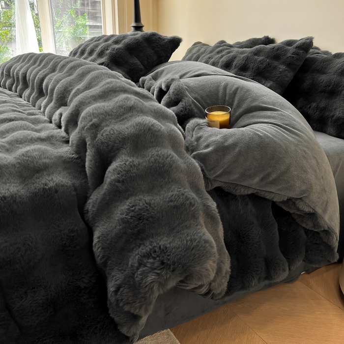 91家纺网 家纺一手货源 找家纺 慕尚 2025新款480g加厚兔毛绒兔兔绒四件套 薇妮黑灰