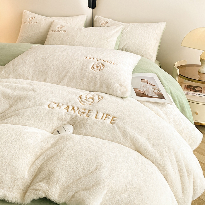 91家纺网 家纺一手货源 找家纺 澳梵 2023新款【山茶花】小香风刺绣兔兔绒牛奶绒四件 山茶花-白绿