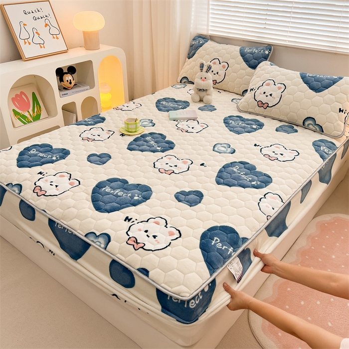 91家纺网 家纺一手货源 找家纺 梦舒羽 2025新款牛奶绒夹棉床笠床罩床单床盖床护垫套三件套 爱心兔