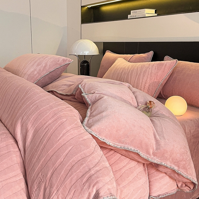 91家纺网 家纺一手货源 找家纺 澳梵 2023新款雕花牛奶绒贝壳边工艺四件套 林希-豆沙