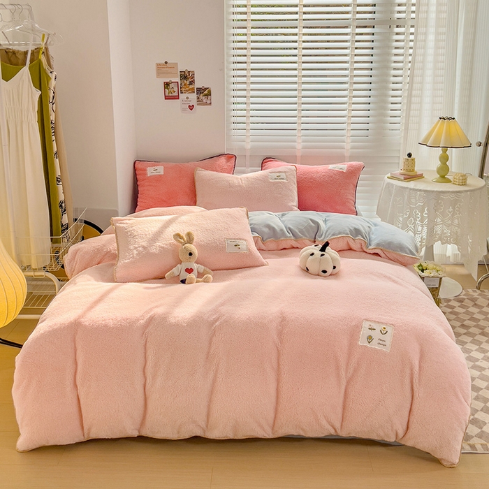 91家纺网 家纺一手货源 找家纺 蜜柚 2024新款暖阳绒牛奶绒贴标贝壳边四件套 花语粉蓝