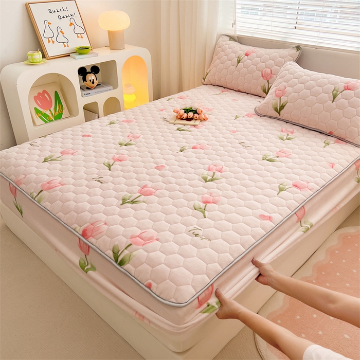 91家纺网 家纺一手货源 找家纺 梦舒羽 2025新款牛奶绒夹棉床笠床罩床单床盖床护垫套三件套 花语