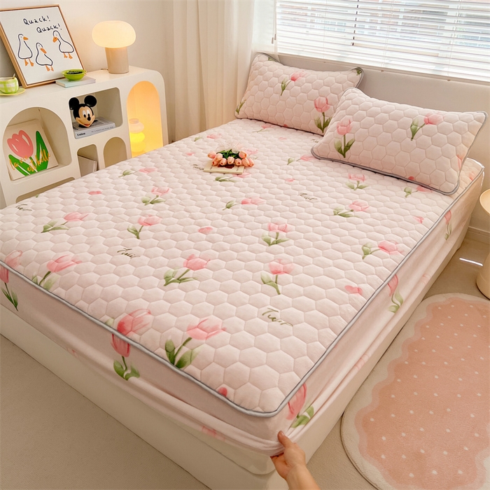 91家纺网 家纺一手货源 找家纺 梦舒羽 2025新款牛奶绒夹棉床笠床罩床单床盖床护垫套三件套 花语