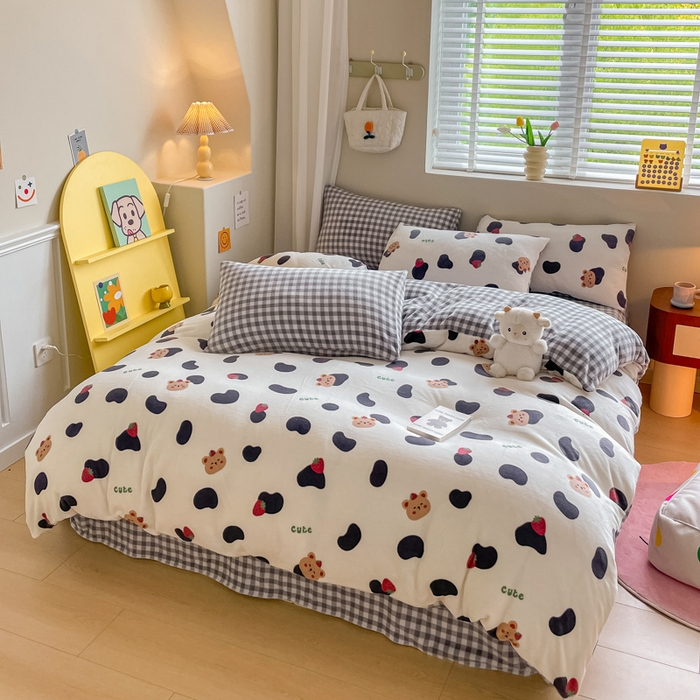 91家纺网 家纺一手货源 找家纺 三朵 2023新款牛奶绒小清新系列四件套 草莓熊