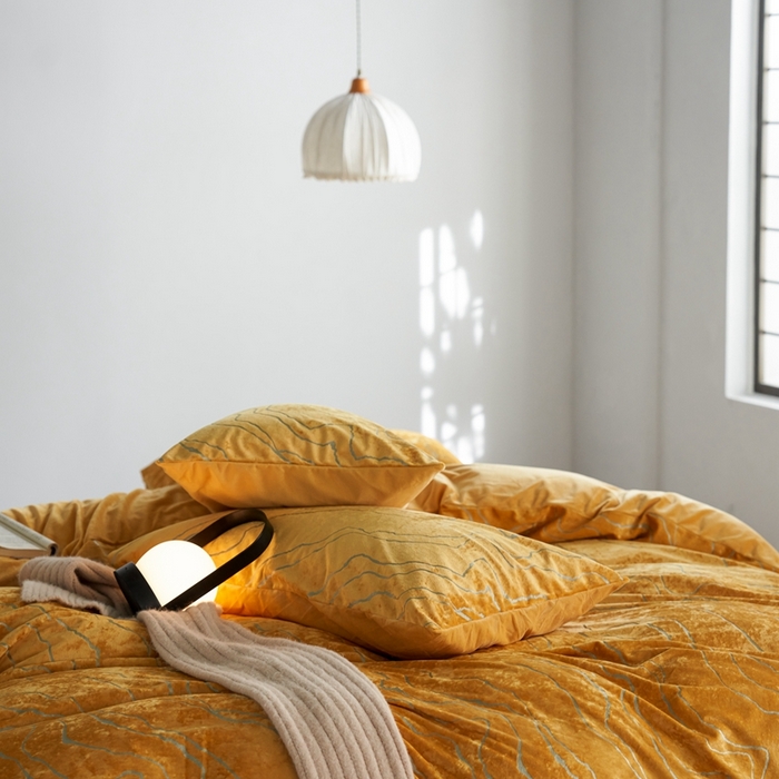 91家纺网 家纺一手货源 找家纺 安莱生活 2023年秋冬专版独创希腊绒天鹅绒烫银冰花四件套-卡塔尔 卡塔尔-姜黄