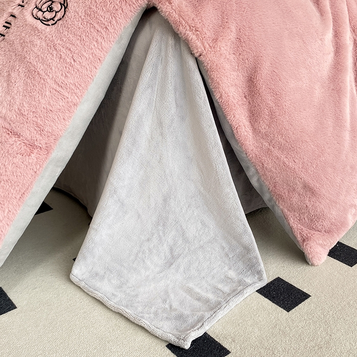 91家纺网 家纺一手货源 找家纺 澳梵 2023新款【山茶花】小香风刺绣兔兔绒牛奶绒四件 山茶花-豆沙红