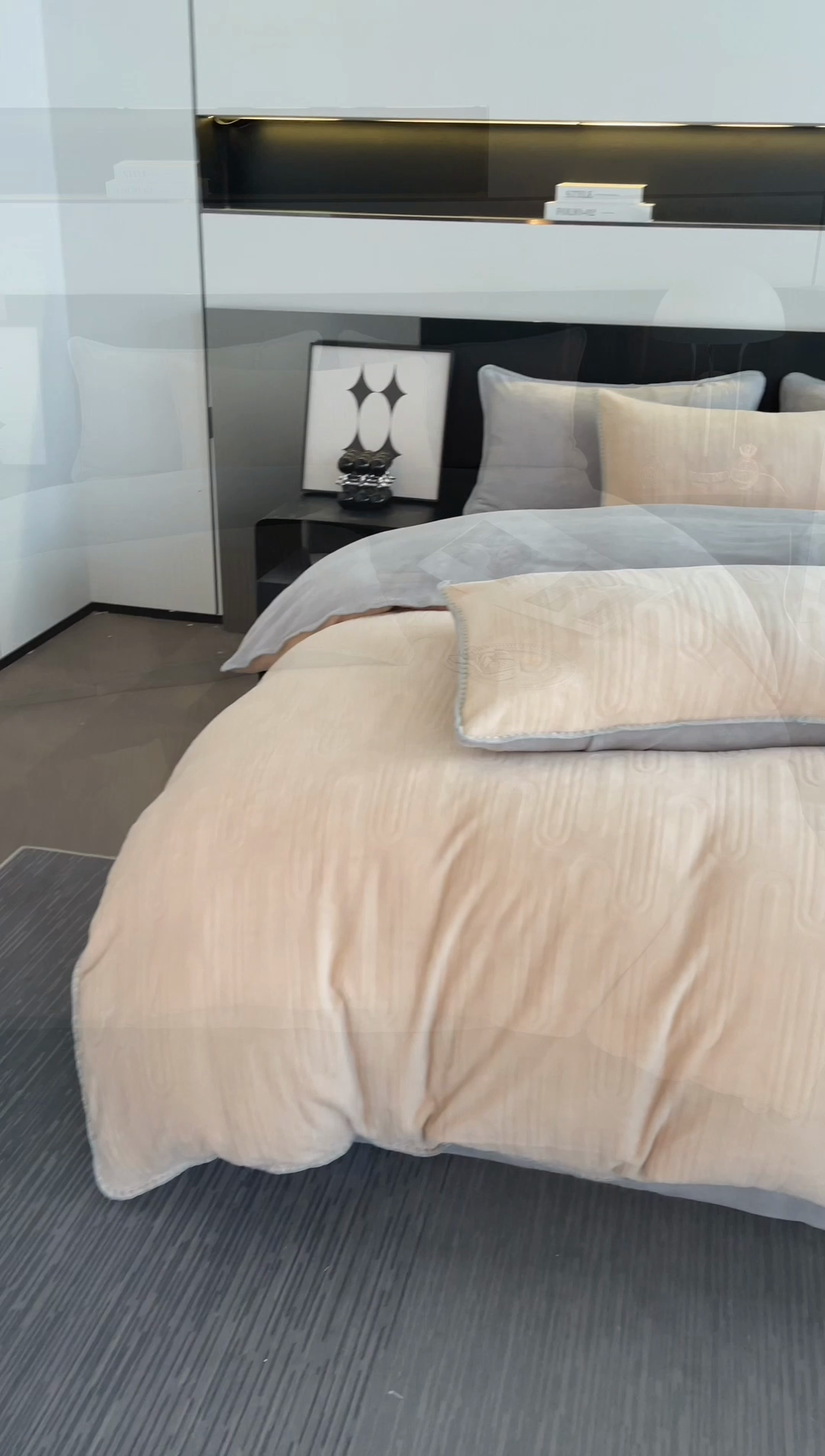 91家纺网 家纺一手货源 找家纺 澳梵 2023新款雕花牛奶绒贝壳边工艺四件套 律动-卡其