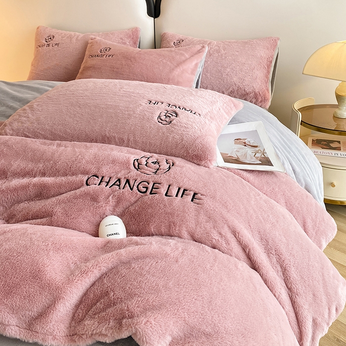 91家纺网 家纺一手货源 找家纺 澳梵 2023新款【山茶花】小香风刺绣兔兔绒牛奶绒四件 山茶花-豆沙红