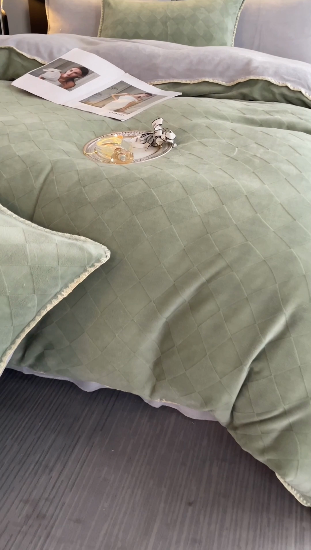 91家纺网 家纺一手货源 找家纺 澳梵 2023新款雕花牛奶绒贝壳边工艺四件套 简格-草绿