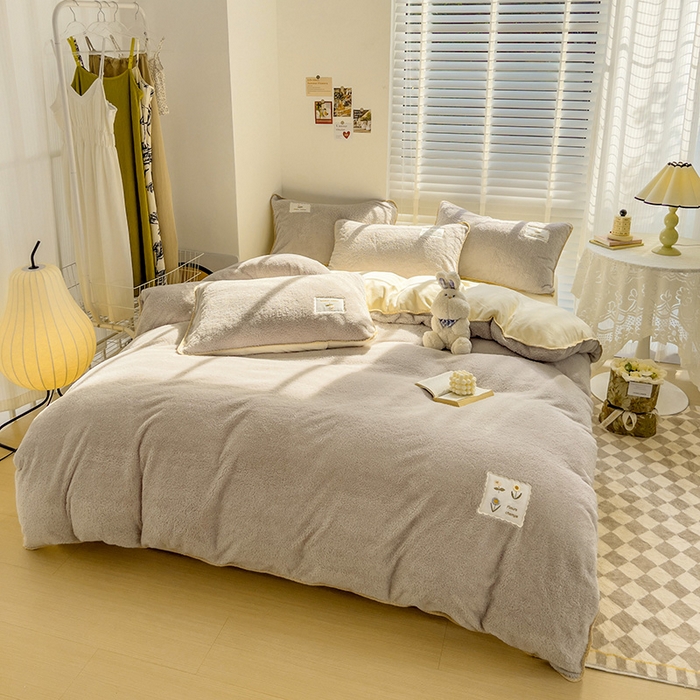 91家纺网 家纺一手货源 找家纺 蜜柚 2024新款暖阳绒牛奶绒贴标贝壳边四件套 花语-米灰