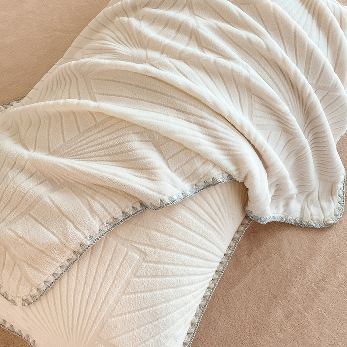 91家纺网 家纺一手货源 找家纺 澳梵 2023新款雕花牛奶绒贝壳边工艺四件套 贝拉-米白