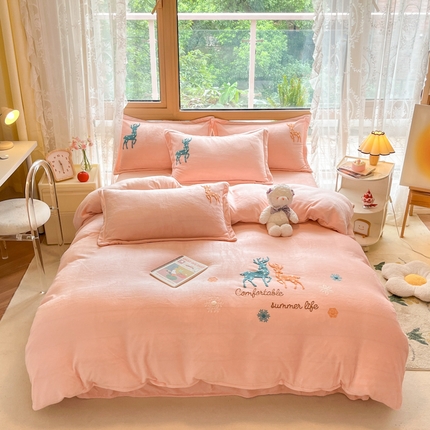 91家纺网 家纺一手货源 找家纺 恋佳 2023新款加厚保暖牛奶绒毛巾绣四件套 七彩鹿玉色