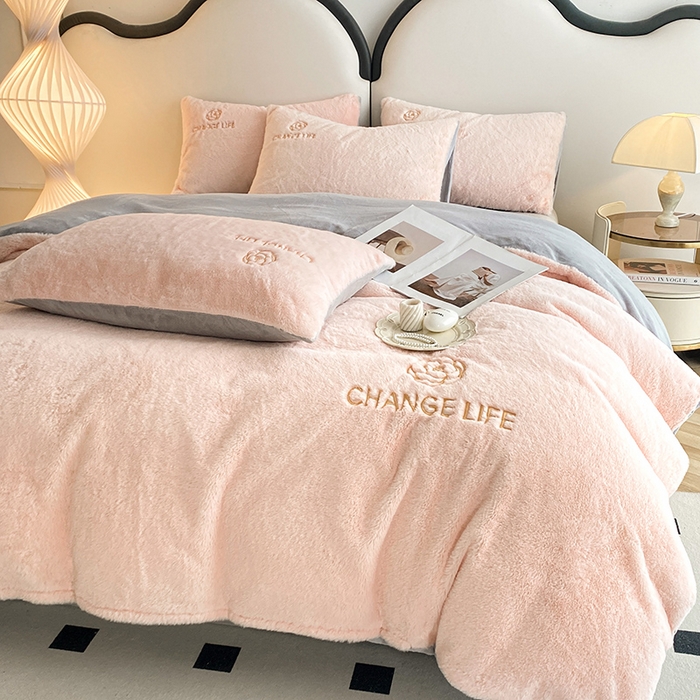 91家纺网 家纺一手货源 找家纺 澳梵 2023新款【山茶花】小香风刺绣兔兔绒牛奶绒四件 山茶花-粉灰