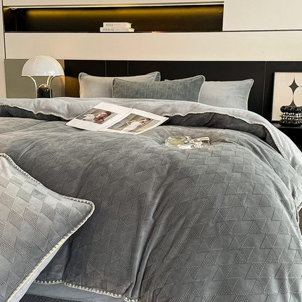 91家纺网 家纺一手货源 找家纺 （总）澳梵 2023新款雕花牛奶绒贝壳边工艺四件套