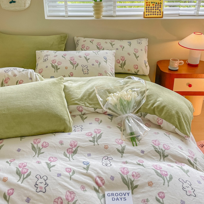 91家纺网 家纺一手货源 找家纺 三朵 2023新款牛奶绒小清新系列四件套 花间小兔